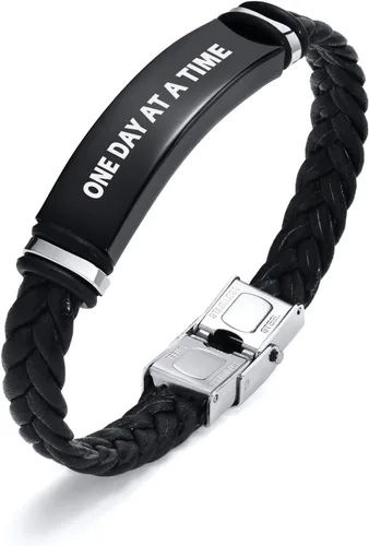 Vista 11 de Pulsera de cuero para hombre, regalo de sobriedad para hombre: cita inspiradora/versículo bíblico grabado, pulsera trenzada negra para hombre