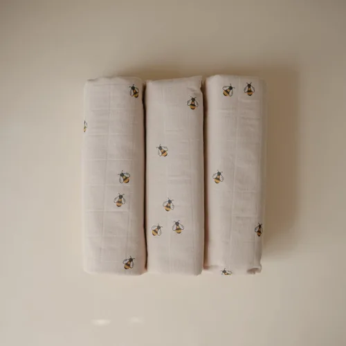 Vista 3 de mushie Fundas impermeables para cambiador 100% algodón orgánico Juego de 3 (Combo de abejas)