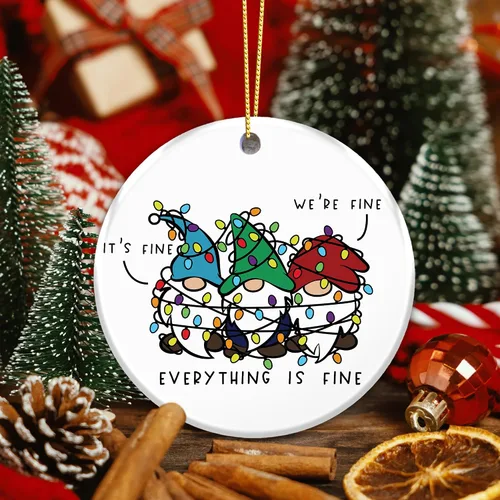 Vista 4 de Divertido adorno de gnomo 2025 – «Everything is Fine» gnomos enredados con luces – Lindo regalo de humor navideño para amigos, familiares