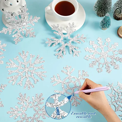 Vista 3 de Zonon 45 piezas de decoración de copos de nieve, recortes de papel de copo de nieve de Navidad de invierno con punto de pegamento para tablón