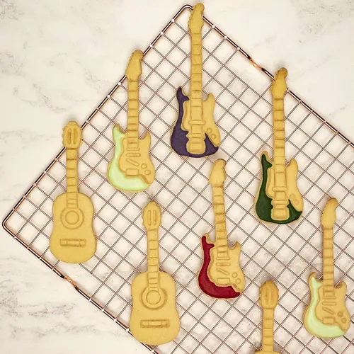 Vista 2 de Juego de 3 cortadores de galletas de guitarra (diseños: acústico, eléctrico, bajo), 3 piezas - Bakerlogy