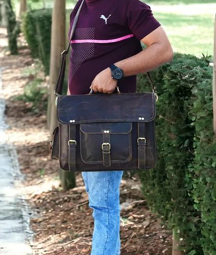 Vista 4 de Satchel And Fable Bolsa de mensajero de cuero de 16 pulgadas para hombre, hecha a mano, vintage, portátil, maletín de oficina marrón
