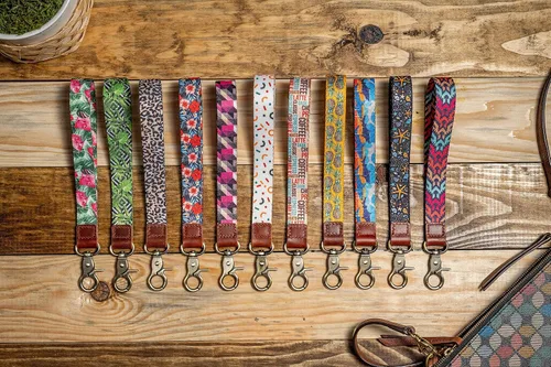 Vista 5 de Lindo llavero de muñeca con cordón de pulsera de cuero para mujer