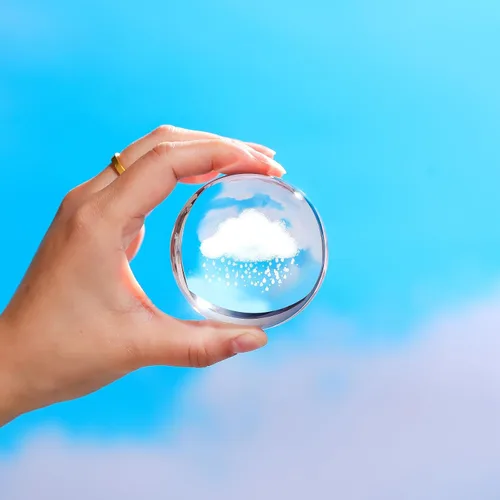 Vista 3 de Bola de cristal de 2.36 pulgadas con diseño de nube y lluvia en 3D, regalo para mujeres y hombres, bola decorativa de cristal grabada, pisapapeles