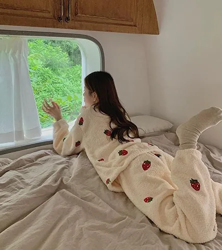 Vista 4 de Kawaii - Conjunto de ropa de dormir de fresa para mujer, ropa de descanso Kawaii