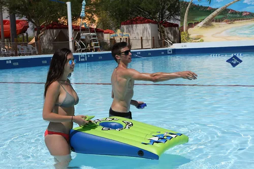 Vista 4 de Airhead Juego de Cornhole inflable para piscina y hamaca Monterey Aqua 4 en 1