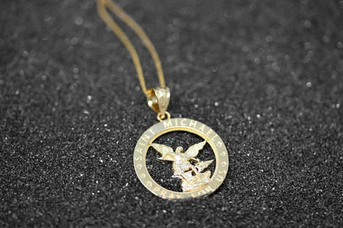 Vista 5 de CaliRoseJewelry Collar con dije redondo de oro de 14 quilates con dije de San Miguel Pray for Us