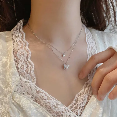 Vista 3 de YienDoo Gargantilla de mariposa de cristal con capas de estilo bohemio, estilo vintage, dorado, con dije de mariposa pequeña, collar con diamantes
