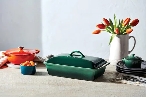 Vista 6 de Le Creuset - Cacerola rectangular cubierta de gres Heritage, 4 cuartos de galón (12" x 9"), alcachofa Artichaut