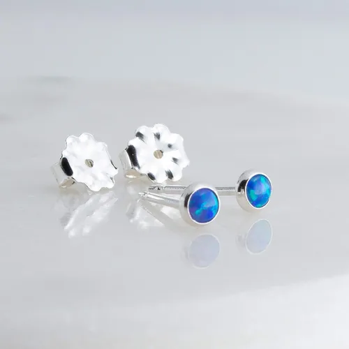 Vista 22 de Aretes pequeños de plata de ley para cartílago, tragus, hélix, múltiples piercings hipoalergénicos, piedra natal para mujer, juego de bisel