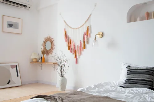Vista 4 de Decocove Colgante de pared de macramé, colgante de pared grande de macramé con cuentas de madera, decoración de pared bohemia para dormitorio, sala
