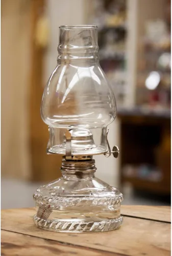Vista 2 de Lámpara de Aceite de Vidrio Transparente Lehman's, con Quemador #2 y Mecha de 7/8 Pulgadas para Iluminación de Acento o Decoración de Centro de Mesa