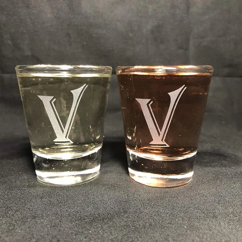 Vista 20 de Juego de 2 vasos de chupito con letras de monograma de 1.5 oz (B)
