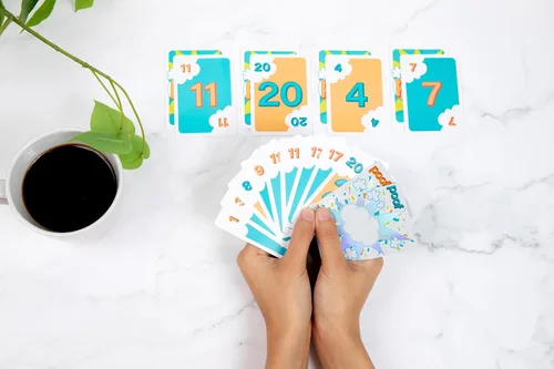 Vista 2 de Poof The Game - Juego de cartas casual rápido de aprender, fácil de jugar, para amigos y familiares, grupos grandes y pequeños, noches de juego