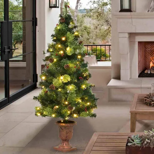 Vista 4 de Árbol de Navidad pequeño de 5 pies con base de maceta dorada, 100 luces, 12 bayas rojas y 12 piñas