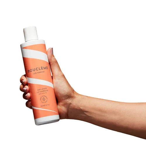 Vista 2 de Acondicionador Bouclème Seal + Shield - Acondicionador hidratante para proteger contra la humedad - 97.14% de ingredientes derivados naturalmente