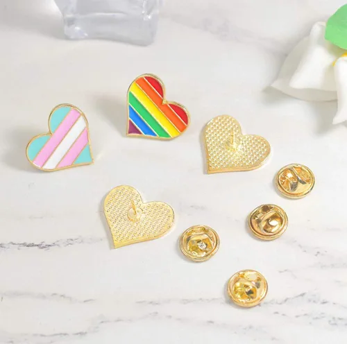 Vista 4 de Flairs New York - Broche de solapa esmaltado hecho a mano, Lgbtq+ Corazón Pansexual