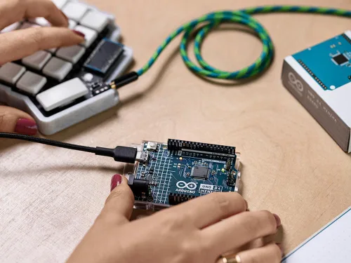 Vista 6 de Arduino UNO R4 Mínima [ABX00080]