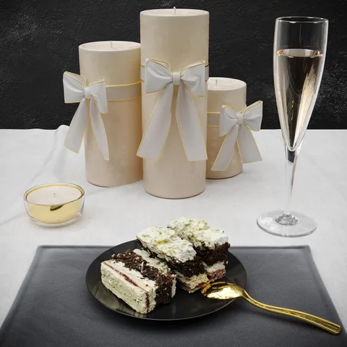 Vista 5 de Trendables Platos de postre desechables de 120 quilates con cucharas doradas (sirve para 60 personas), platos de plástico pequeños negros