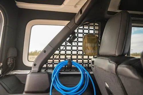 Vista 2 de DV8 Offroad Paneles Molle con bolsillo para ventana trasera para Jeep Wrangler JL 2018-2026 de 4 puertas Soluciones de montaje versátiles