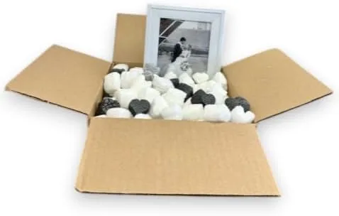 Vista 2 de Bolsas de maní biodegradables a base de plantas FunPak MiniPack 0.60 pies cúbicos Compostables (Corazónes Negros y Blancos)