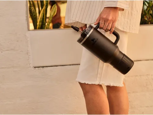 Vista 2 de STANLEY Quencher - Tapa para bota y popote Protector de silicona antideslizante para vaso de 20 y 30 onzas con asa Juego de accesorios para vaso