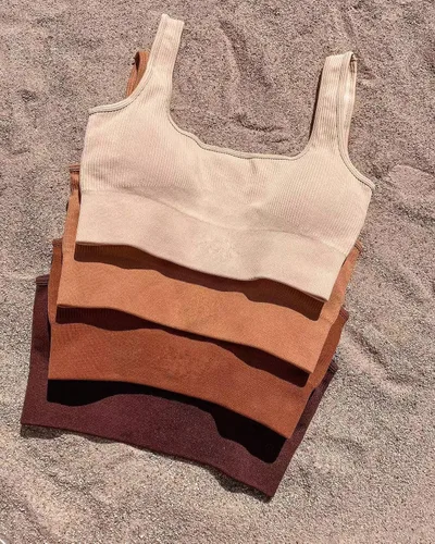 Vista 4 de OQQ Conjunto activo de 3 piezas para mujer, acanalado, sin costuras, cuello redondo, brasier deportivo de un hombro, pantalones cortos de cintura