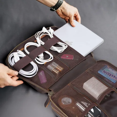 Vista 5 de Polare - Funda organizadora de cables de viaje de cuero de grano completo, bolsa de transporte de accesorios electrónicos de doble capa