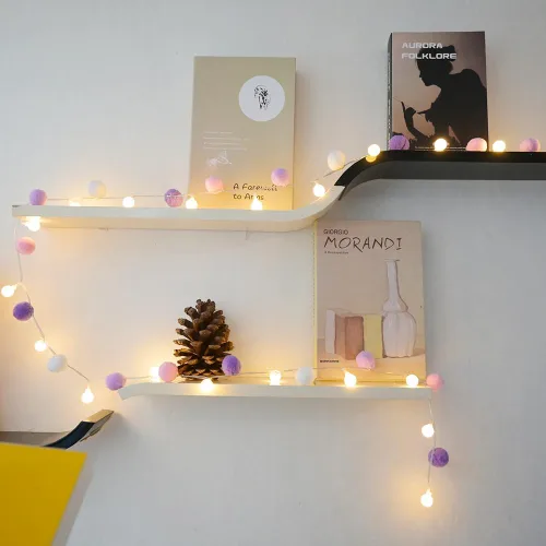 Vista 2 de ChiRee Guirnalda de luces para interiores de 6.56 pies, luces de hadas con pompones, 20 LED, funciona con pilas, luces de bola de cadena, luces