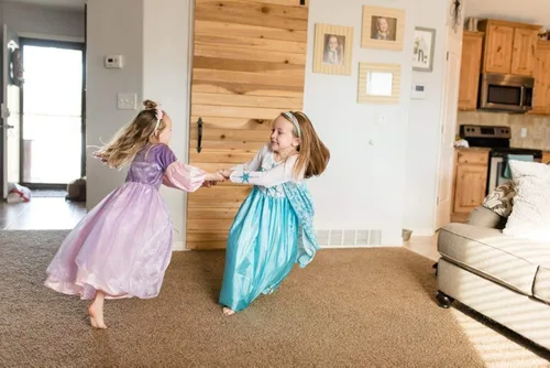 Vista 4 de Little Adventures Disfraz de princesa de hielo lavable a máquina para niñas y niños juego de simulación y fiesta sin purpurina