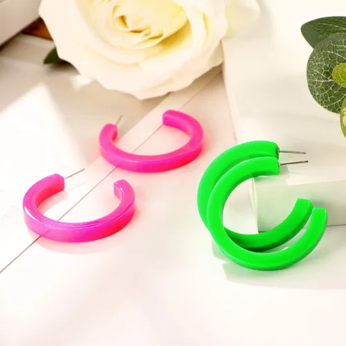 Vista 6 de Skylety 4 pares de aretes de neón de los años 80 para mujer, aretes colgantes retro de los años 90 para fiesta de los años 80, accesorios de disfraz