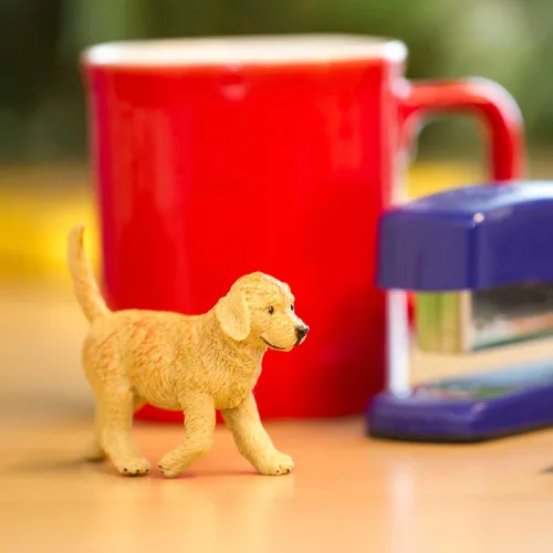 Vista 2 de Safari Ltd. Golden Retriever - Figura de cachorro pintada a mano, realista de 2.75 pulgadas, juguete divertido y educativo para niños, niñas y niños