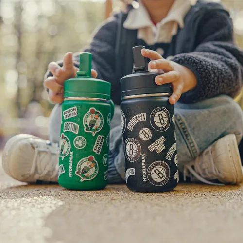 Vista 6 de Hydrapeak x NBA Botella de agua mini de 14 onzas oficialmente licenciada de los Atlanta Hawks para niños con tapa con popote y asa, reutilizable