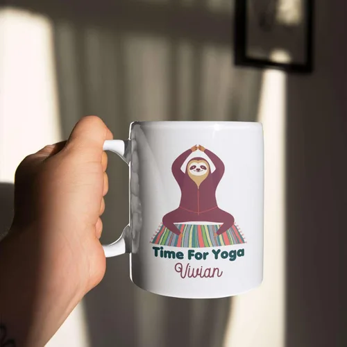 Vista 3 de Taza de café personalizada con nombre para yoga, taza de té de yoga con divertido diseño de perezoso, taza de inspiración para yoga y amantes