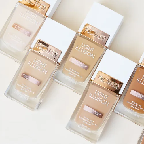 Vista 3 de FLOWER BEAUTY By Drew Barrymore Light Illusion - Base SPF - Mezclable + construible - Acabado natural - Fórmula ligera (moca)