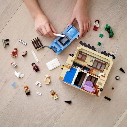Vista 2 de LEGO Harry Potter 4 Privet Drive 75968 Casa y Coche Volador Ford Anglia, Regalos del Mundo Mágico para Niños, Niñas y Niños con Minifiguras de Harry