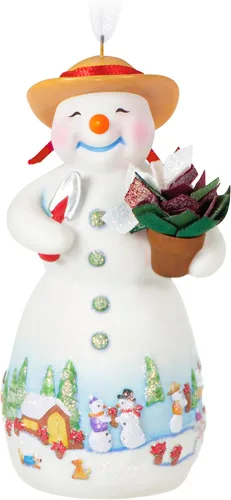 Vista 10 de Hallmark Keepsake Adorno de Navidad 2025, Snowtop Lodge Ollie U. Halfpipe, porcelana, muñeco de nieve, regalos para coleccionistas