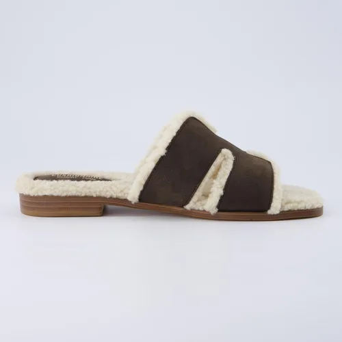 Vista 4 de CUSHIONAIRE Sandalia Voyage Fur Faux Shearling para mujer + espuma viscoelástica, anchos disponibles