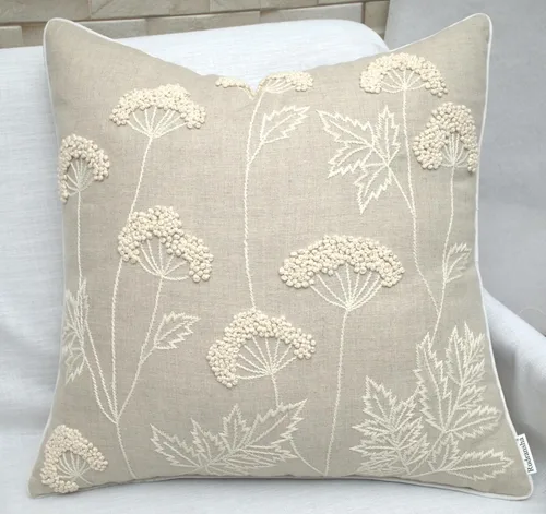Vista 6 de Rudransha Funda de almohada bordada a mano con flores silvestres, 18 x 18 pulgadas, algodón marfil, floreciente