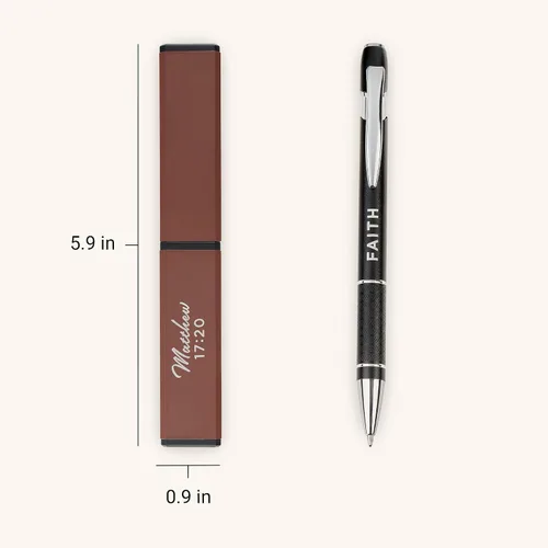 Vista 2 de Christian Art Gifts Bolígrafo de Punta de Bola Mediano Premium Retráctil con Escrituras Bíblicas en Estuche Protector Marrón para Hombres y Mujeres