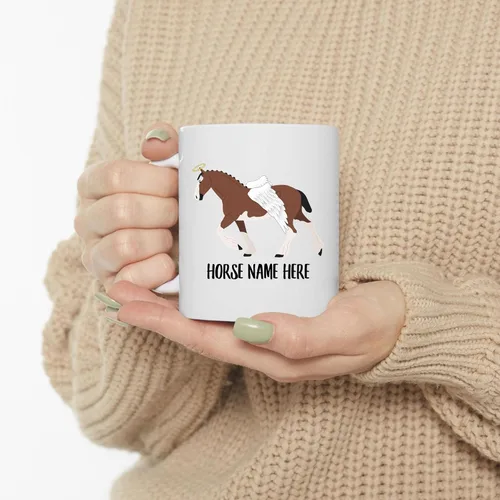 Vista 3 de Taza de café conmemorativa personalizada con alas de ángel y caballo Clydesdale marrón, regalos de condolencias para amantes de los caballos, taza