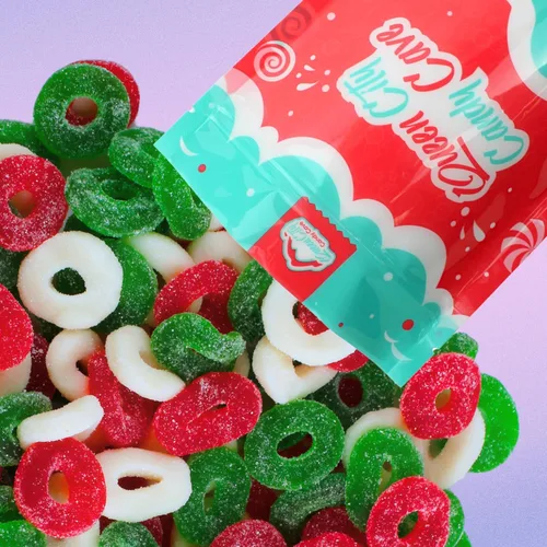Vista 3 de Coronas de gomitas navideñas - Dulces navideños de gomitas, anillos de goma recubiertos de azúcar rojo, verde y blanco festivos de Queen City Candy