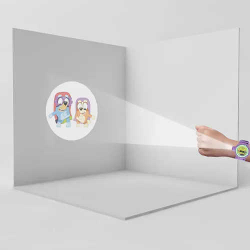 Vista 3 de Bluey - Reloj de proyección para niños con pantalla LCD, 10 divertidas imágenes azules, proyector iluminado, correa de plástico ajustable