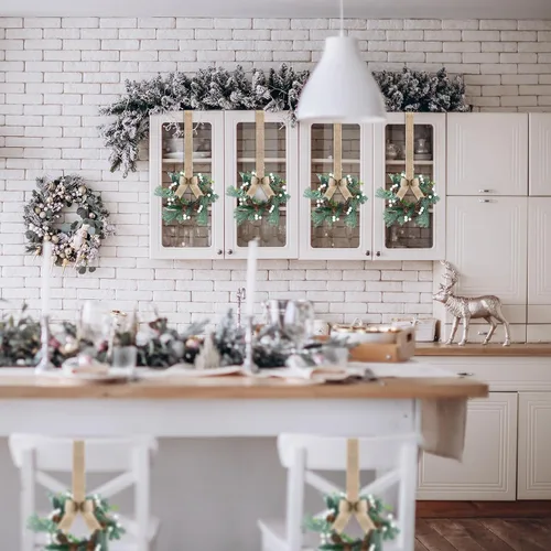 Vista 5 de Lyrow 8 piezas 20 cm Mini coronas de Navidad para gabinete de cocina con lazo de cinta, hojas artificiales, bayas, coronas colgantes para decoración