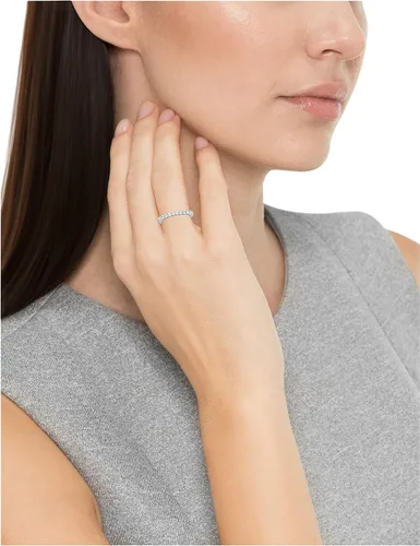 Vista 3 de Amazon Essentials Eternity Band - Anillo de plata de ley con circonita cúbica