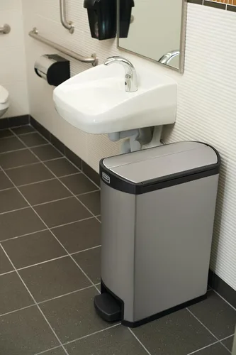 Vista 8 de Contenedor Rubbermaid Commercial Slim Jim, de acero inoxidable, Negro (Black Trim), 1