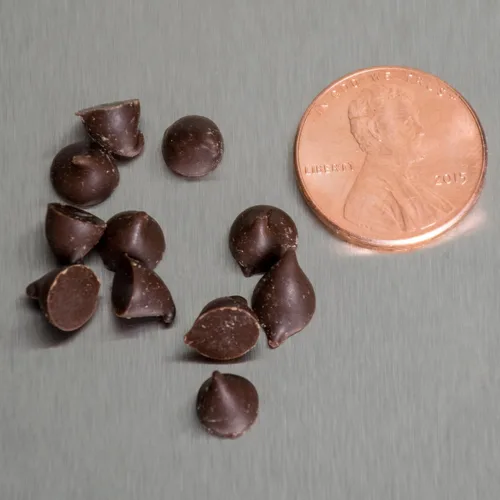 Vista 2 de TableTop King Mini chips para hornear de chocolate semidulce puro de 4 M, 5 libras.