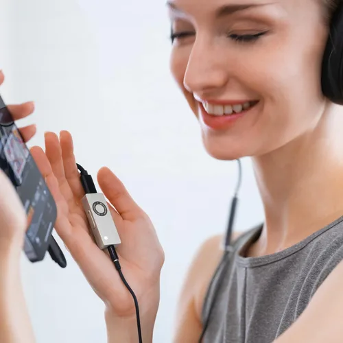 Vista 2 de Audioengine DAC3. Convertidor de señal digital a analógica de 32-bits para auriculares móviles para música y audio de alta resolución