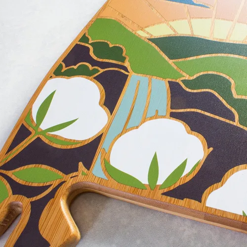 Vista 2 de Totally Bamboo Tabla de cortar con forma del estado de Alabama y plato para servir charcutería con ilustraciones de Summer Stokes, incluye cuerda