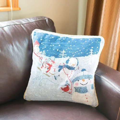 Vista 3 de BestPysanky Juego de 2 fundas de almohada con diseño de muñecos de nieve que disfrutan de invierno y desfile de Navidad